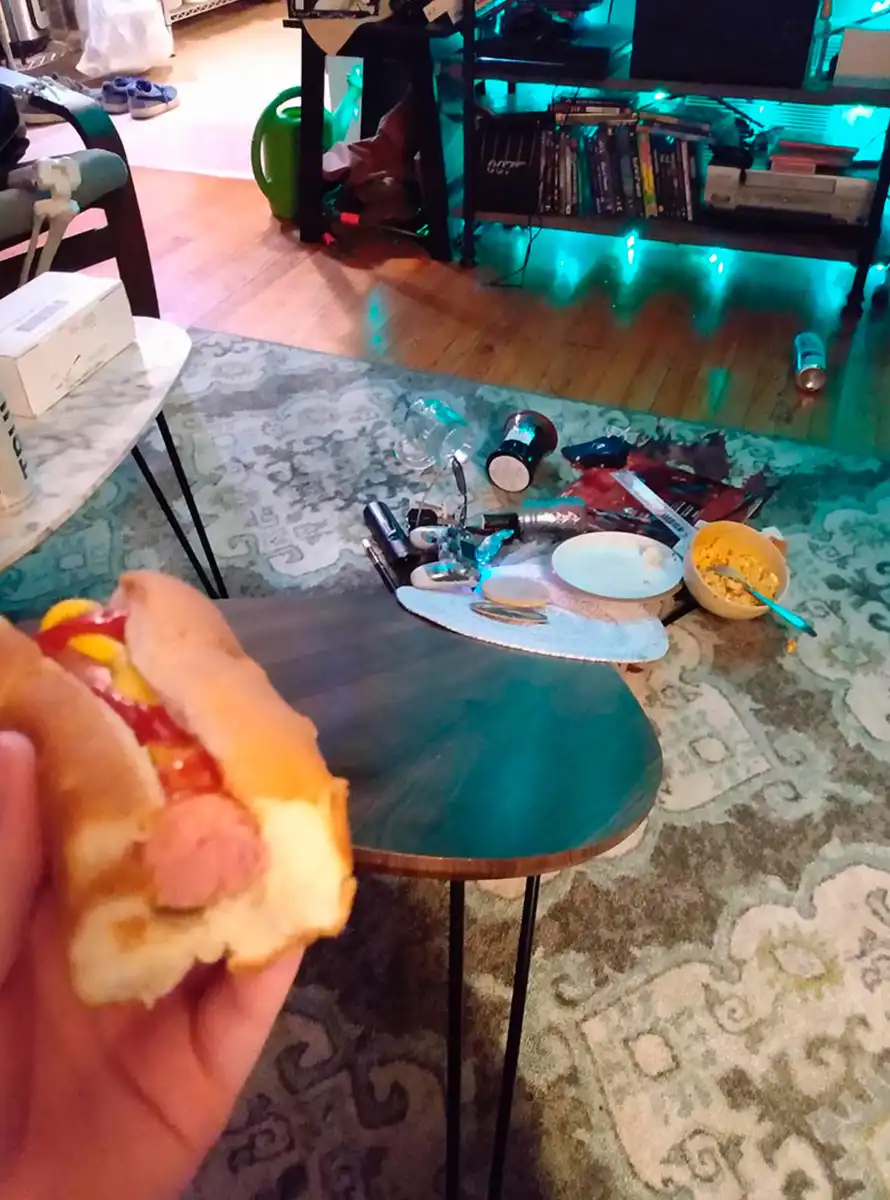 baleset a fürdőszobában, bútorvásárlás, házhozszállítás, háztartási balesetek, lakásbiztosítás, mindennapi bosszúságok, törött üvegasztal, új televízió