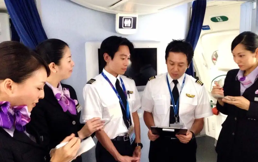 fizetés, japán, karrier, légiutas-kísérő, munkahely, pénzügyek, pilóta, repülés, Tokió