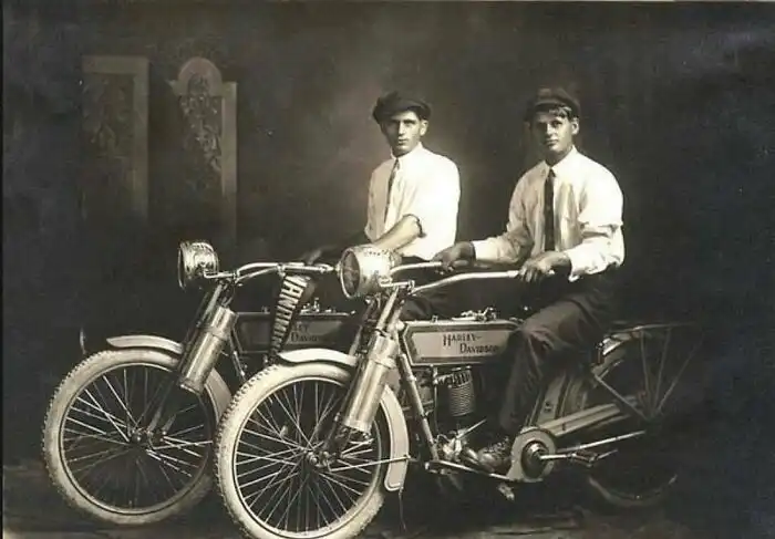 Dokumentumfilm, Egyesült Államok, Harley-Davidson, második világháború, múltidéző, New York, oktatás, történelem, utazás